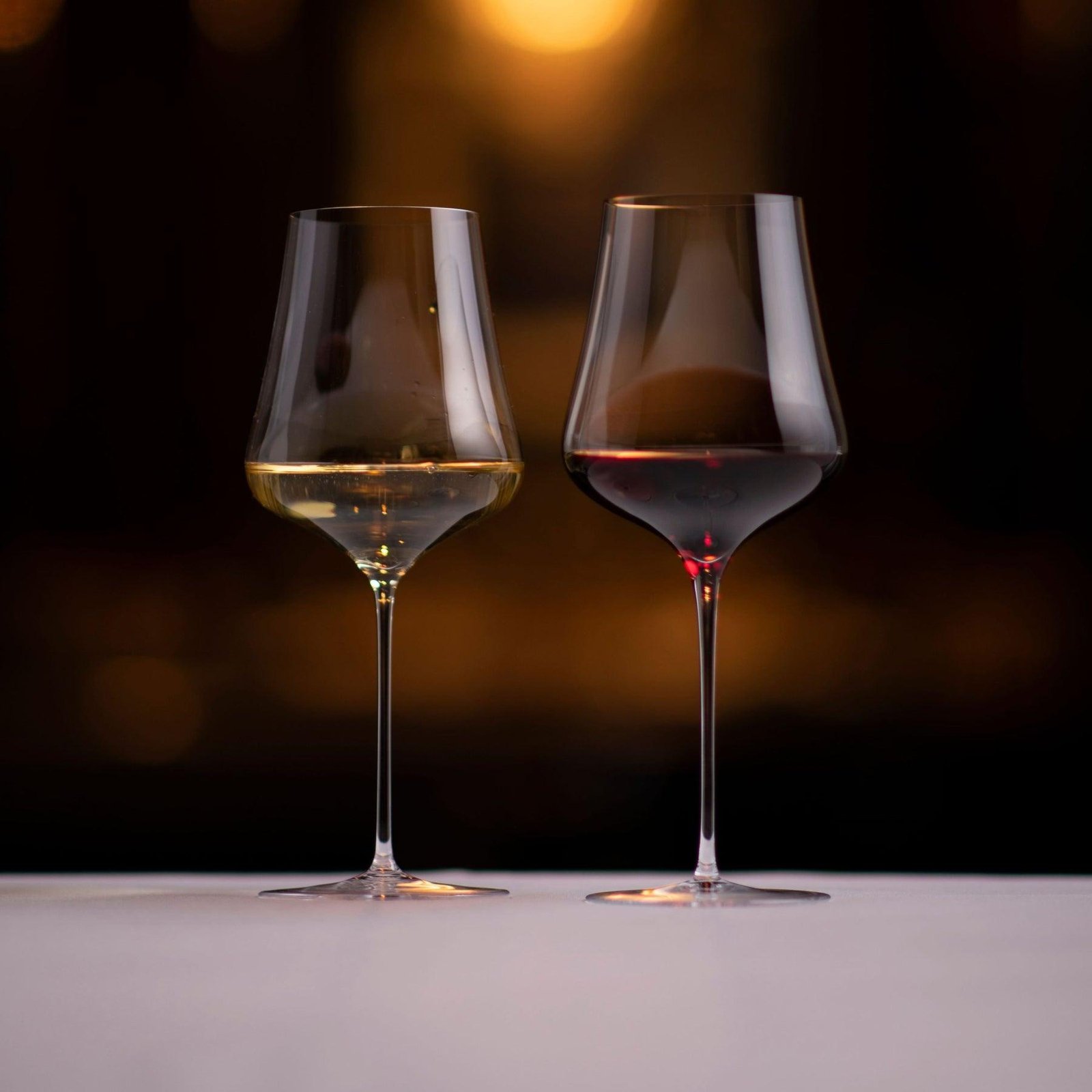 Dos copas de vino, una blanca y otra tinta, que ilustran cómo el color influye en nuestras expectativas
