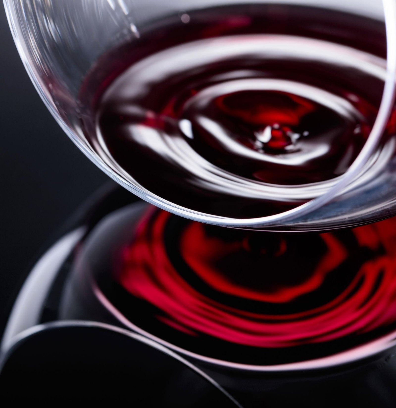 Primer plano de una copa de vino tinto que representa la experiencia del sabor